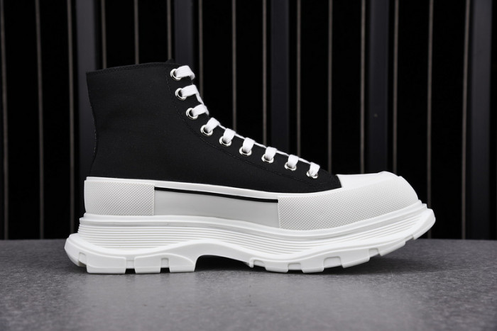 Alexander McQueen Boost black