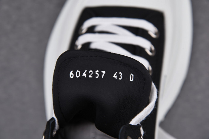 Alexander McQueen Boost black