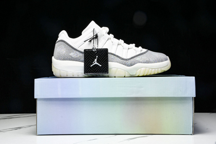 Air Jordan 11 Low HQ7000-001