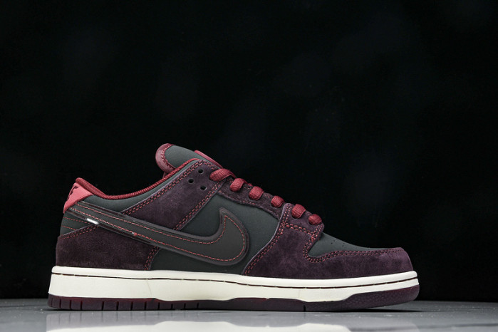 Riot Skateshop x Nike SB Dunk Low 2025 FZ1289-200