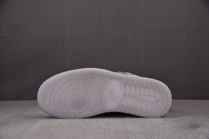 WMNS Air Jordan 1 Mid SE Metallic Silver FN5031-100