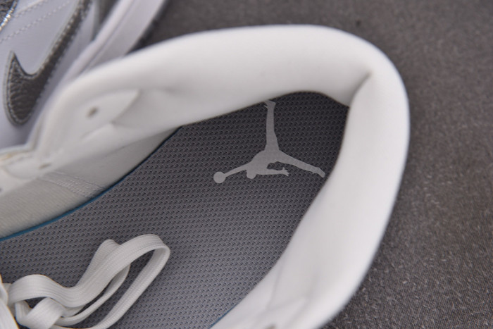 WMNS Air Jordan 1 Mid SE Metallic Silver FN5031-100